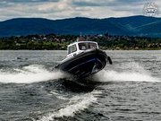 Na zdjęciu widoczna płynąca motorówka.