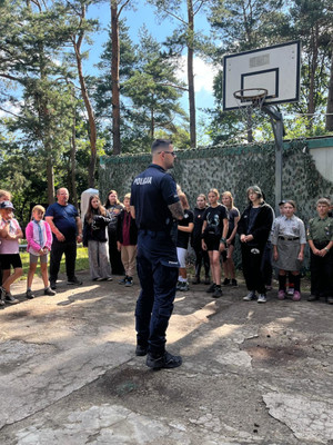 Na zdjęciu widoczny policjant podczas spotkania z dziećmi i młodzieżą.