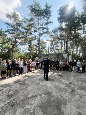 Na zdjęciu widoczny policjant podczas spotkania z dziećmi i młodzieżą.