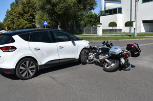 Na zdjęciu widoczny roztrzaskany samochód oraz roztrzaskany jednoślad, leżący obok pojazdu.