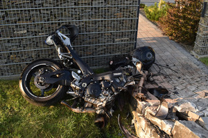 Na zdjęciu widoczny roztrzaskany motocykl.