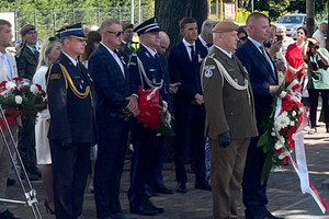 Na zdjęciu widoczne delegacje oczekujące do złożenia pod pomnikiem kwiatów. Wśród nich Pierwszy Zastępca Komendanta Powiatowego Policji w Zawierciu podinspektor Paweł Sobota.