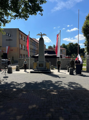 Na zdjęciu widoczny pomnik oraz harcerze pełniący przy nim wartę.