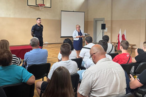 Na zdjęciu widoczny policjant podczas spotkania z rodzicami.
