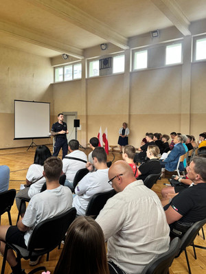 Na zdjęciu widoczny policjant podczas spotkania z rodzicami.