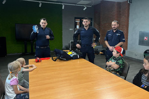 Na zdjęciu widoczni policjanci podczas spotkania z dziećmi.