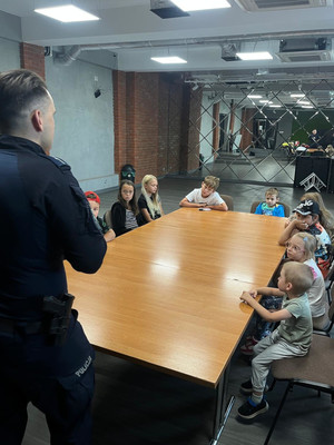 Na zdjęciu widoczny policjant podczas spotkania z dziećmi.