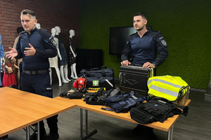 Na zdjęciu widoczni policjanci podczas spotkania z dziećmi.