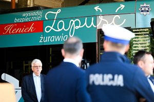 &quot;Zapuść żurawia&quot; - zdjęcie z inauguracji akcji społecznej. Widoczny policjant oraz inni mężczyźni.