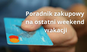 Na zdjęciu widoczna karta płatnicza trzymana w ręku oraz napis: Poradnik zakupowy na ostatni weekend wakacji.