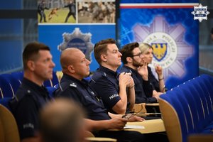 Na zdjęciu widoczni policjanci.