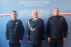 Na zdjęciu Pierwszy Zastępca Komendanta Powiatowego Policji w Zawierciu podinspektor Paweł Sobota wraz z dwoma policjantami.