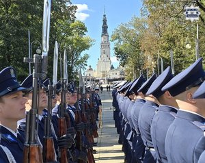Na zdjęciu widoczni policjanci oraz Jasna Góra.