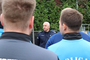 Na zdjęciu widoczny Pierwszy Zastępca Komendanta Powiatowego Policji w Zawierciu podinspektor Paweł Sobota oraz zawodnicy turnieju.