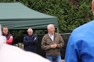 Na zdjęciu widoczny Dyrektor pilickiej podstawówki Leszek Sobota oraz zawodnicy turnieju.