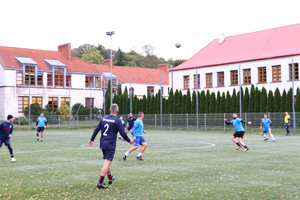 Na zdjęciu widoczni zawodnicy, którzy grają w piłkę nożną.