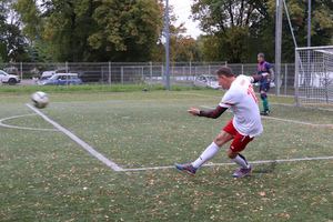 Na zdjęciu widoczni zawodnicy, którzy grają w piłkę nożną.
