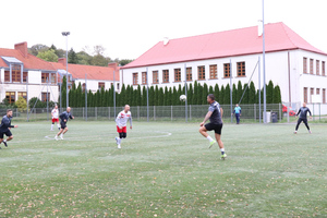 Na zdjęciu widoczni zawodnicy, którzy grają w piłkę nożną.