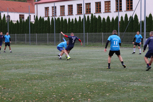 Na zdjęciu widoczni zawodnicy, którzy grają w piłkę nożną.