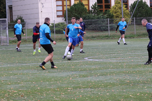 Na zdjęciu widoczni zawodnicy, którzy grają w piłkę nożną.