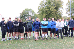 Na zdjęciu widoczni zawodnicy, którzy grają w piłkę nożną.