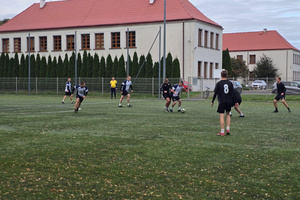 Na zdjęciu widoczni zawodnicy, którzy grają w piłkę nożną.
