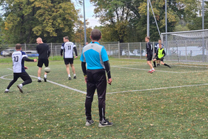 Na zdjęciu widoczni zawodnicy, którzy grają w piłkę nożną.