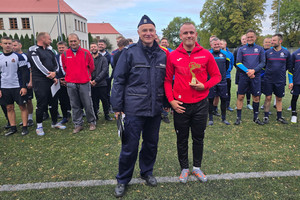 Na zdjęciu widoczny Pierwszy Zastępca Komendanta Powiatowego Policji w Zawierciu podinspektor Paweł Sobota wraz z zawodnikiem.