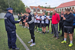 Na zdjęciu widoczny Pierwszy Zastępca Komendanta Powiatowego Policji w Zawierciu, który wręcza puchar zawodnikowi.