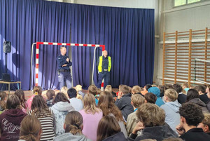 Na zdjęciu widoczni policjanci podczas prelekcji dla uczniów.