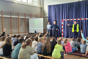 Na zdjęciu widoczni policjanci podczas prelekcji dla uczniów.