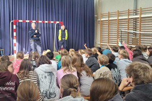 Na zdjęciu widoczny policjant podczas prelekcji dla uczniów.