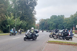 Na zdjęciu widoczni jadący motocykliści.