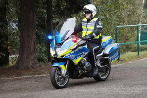 Na zdjęciu widoczny policjant na motocyklu.