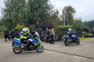 Zdjęcie: Stowarzyszenie Jurajskich Motocyklistów. Na zdjęciu widoczni policjanci, jadący na motorach.