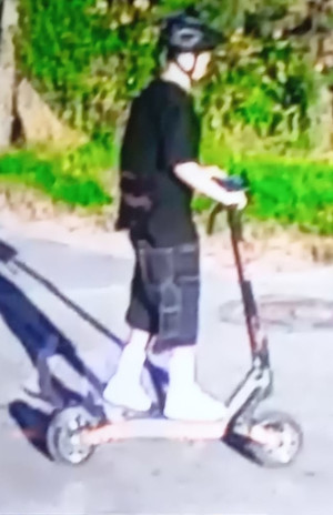 Na zdjęciu widoczny młody mężczyzna, jadący na hulajnodze elektrycznej.