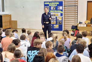 Na zdjęciu widoczna policjantka, podczas spotkania z uczniami.