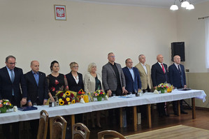 Na zdjęciu widoczni honorowi goście, stojący przy stole.