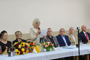 Na zdjęciu widoczni honorowi uczestnicy uroczystości oraz wiceprezes zawierciańskiego koła Stowarzyszenia Emerytów i Rencistów Policyjnych Teresa Dziób, która przemawia.