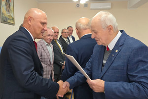 Na zdjęciu widoczny Komendant Miejski Policji w Dąbrowie Górniczej inspektor Jacek Kurdybelski, któremu wręczane jest odznaczenie.