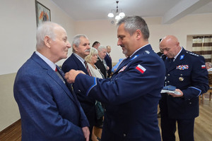 Na zdjęciu widoczny moment wręczania odznaczeń przez policjantów.