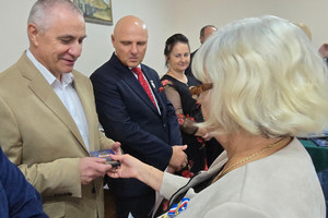 Na zdjęciu widoczny pierwszy zastępca Komendanta Powiatowego Policji w Zawierciu podinspektor Paweł Sobota, któremu odznaczenie wręcza Wiceprezes zawierciańskiego koła Stowarzyszenia Emerytów i Rencistów Policyjnych Teresa Dziób.