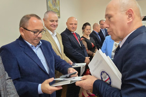 Na zdjęciu widoczny Komendant Powiatowy Policji w Zawierciu inspektor Artur Klimek, któremu wręczanie jest odznaczenie.