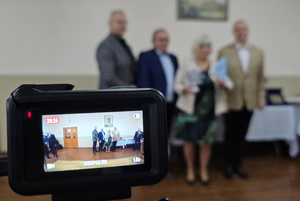 Na zdjęciu widoczny Komendant Powiatowy Policji w Zawierciu inspektor Artur Klimek wraz ze swoim zastępcą podinspektorem Pawłem Sobotą, Komendantem Miejskim Policji w Sosnowcu młodszym inspektorem Sławomirem Zagrobelnym oraz Wiceprezes zawierciańskiego koła Stowarzyszenia Emerytów i Rencistów Policyjnych Teresą Dziób.