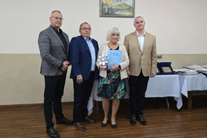 Na zdjęciu widoczny Komendant Powiatowy Policji w Zawierciu inspektor Artur Klimek wraz ze swoim zastępcą podinspektorem Pawłem Sobotą, Komendantem Miejskim Policji w Sosnowcu młodszym inspektorem Sławomirem Zagrobelnym oraz Wiceprezes zawierciańskiego koła Stowarzyszenia Emerytów i Rencistów Policyjnych Teresą Dziób.