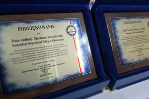 Na zdjęciu widoczne pamiątkowe tabliczki. Jedna z nich przeznaczona jest dla Komendanta Wojewódzkiego Policji w Katowicach nadinspektora Mariusza Krzystyniaka.
