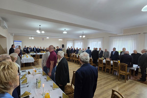 Na zdjęciu widoczni uczestnicy uroczystości.