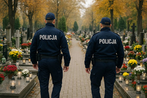 Na zdjęciu widoczni dwaj policjanci, idący alejką na cmentarzu. Zdjęcie: AI.