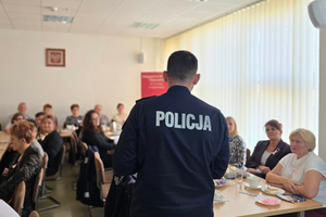 Na zdjęciu widoczni policjanci podczas spotkania z seniorami.