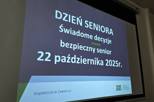 Na zdjęciu widoczny slajd z napisem: Dzień Seniora. Świadome decyzje - bezpieczny senior. 22 października 2025. Inspektorat w Zawierciu. Zakład Ubezpieczeń Społecznych.